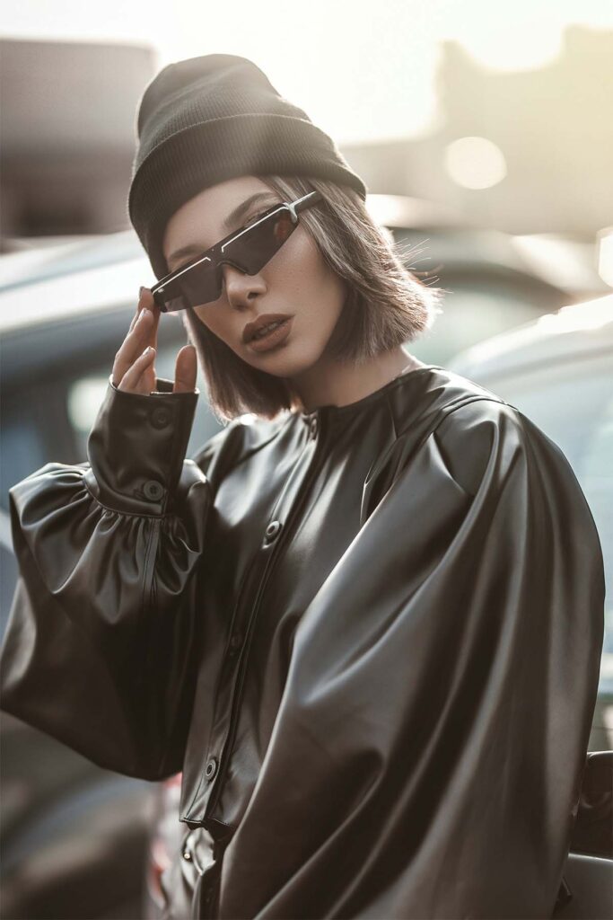 chaqueta negra de cuero holgada que evoca el estilo de las blusas elegantes