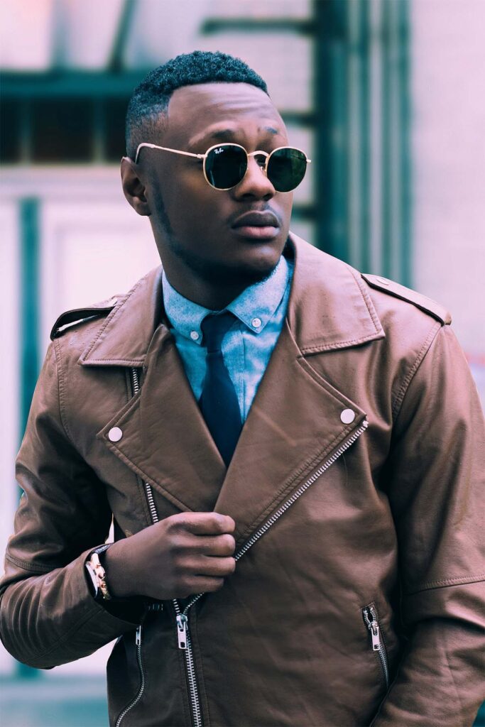 elegante chaqueta de cuero marron tipo aviador
