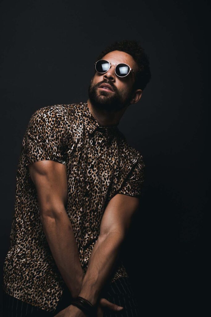 las camisas animal print tambien pueden lucir con elegancia cuando estan hechas a tu medida, y en el tipo de tela correcto