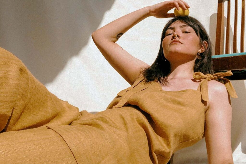 overall o braga de mujer, en estilo fresco y holgado