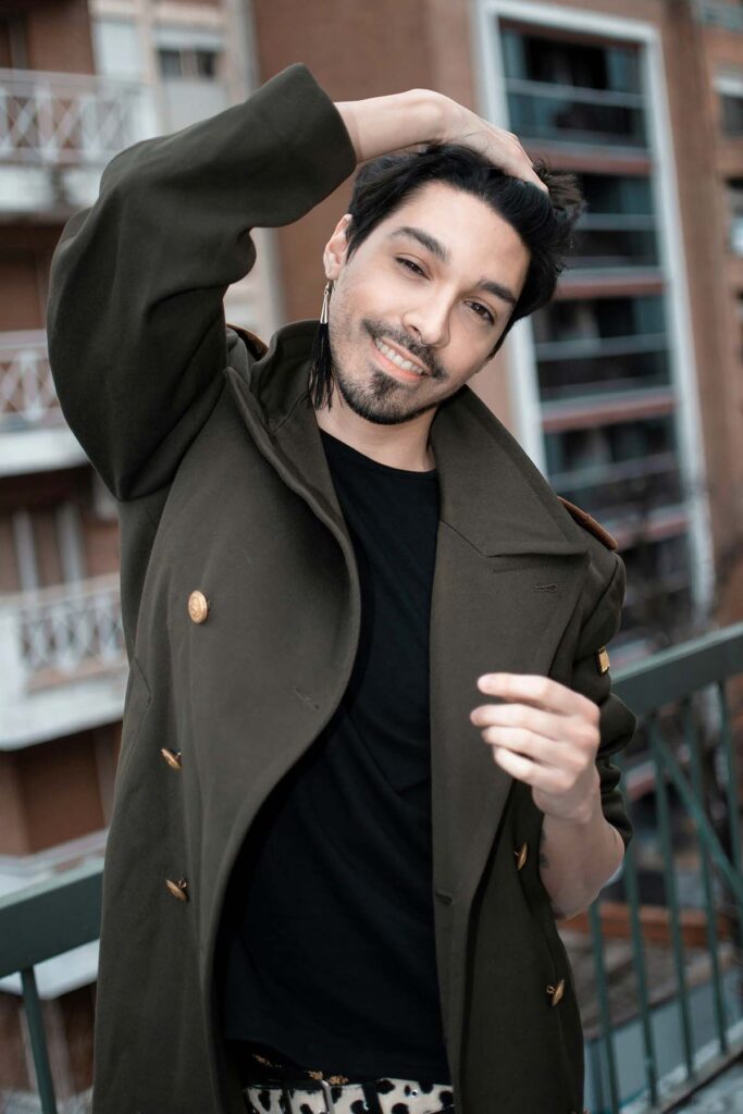 una buena chaqueta elegante sobre ropa casual cambia totalmente la imagen del hombre