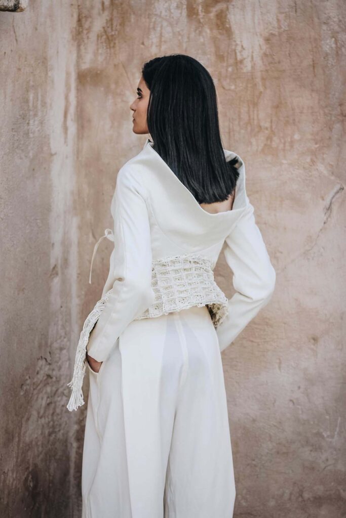 combinacion de top y pantalon blanco que va entre lo elegante y lo casual