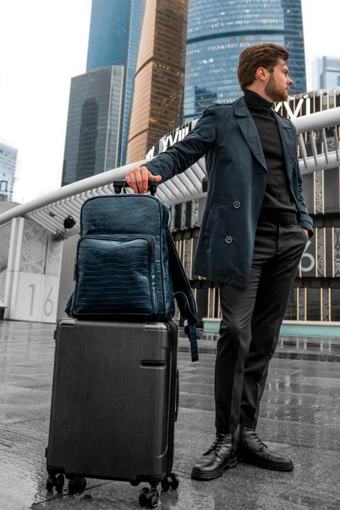 traje de ejecutivo moderno, manteniendo el balance entre lo elegante y casual