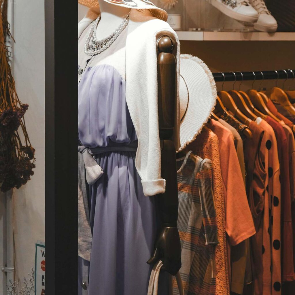 ropa a la medida terminada y colgada