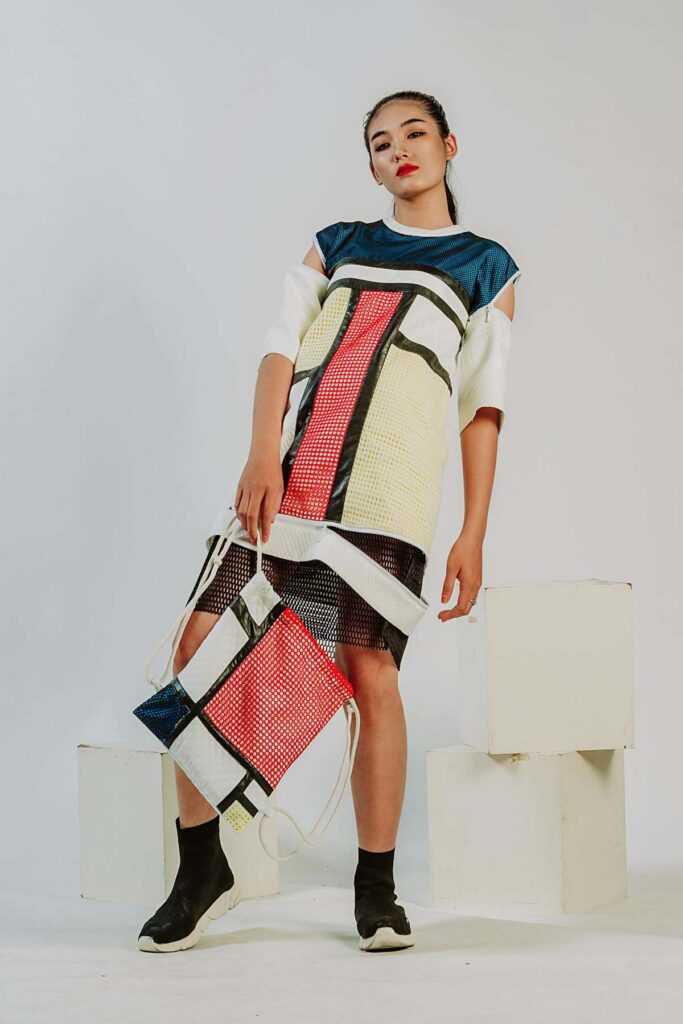 un traje hecho de telas de distintos colores, moderno y fresco