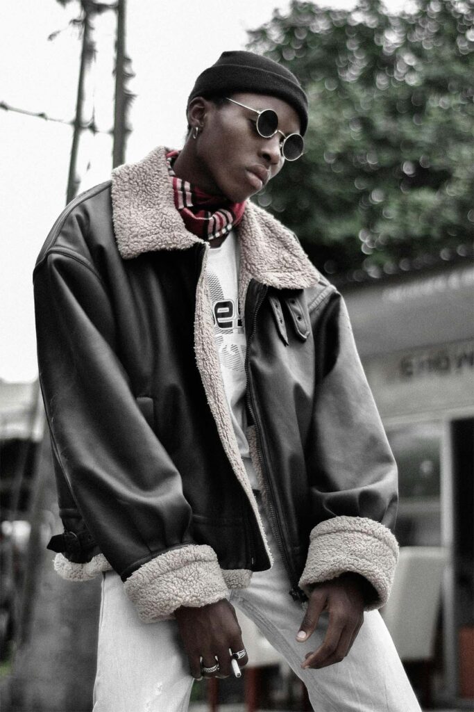 chaqueta de cuero abrigada bajo un vestuario casual