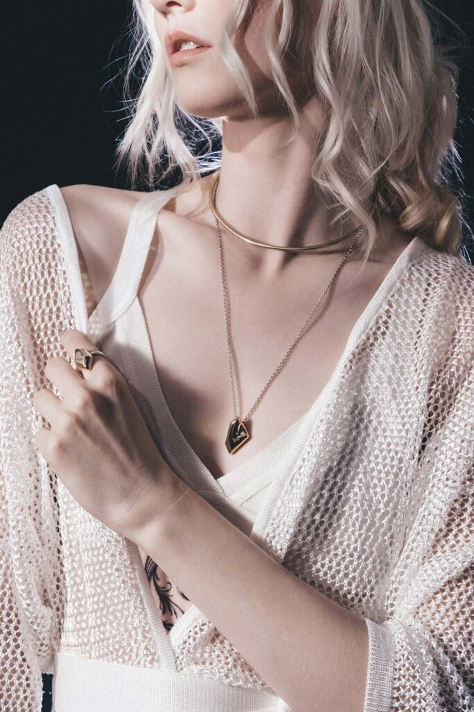 sweater de malla tejido, evocando delicades